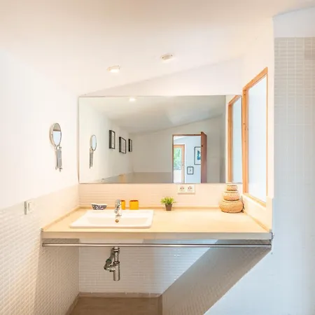 Jara Villa *